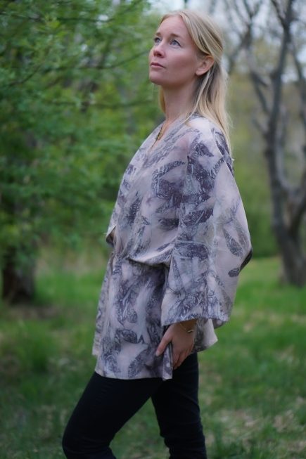 Exklusiv blomfärgad silkeskaftan Eukalyptus