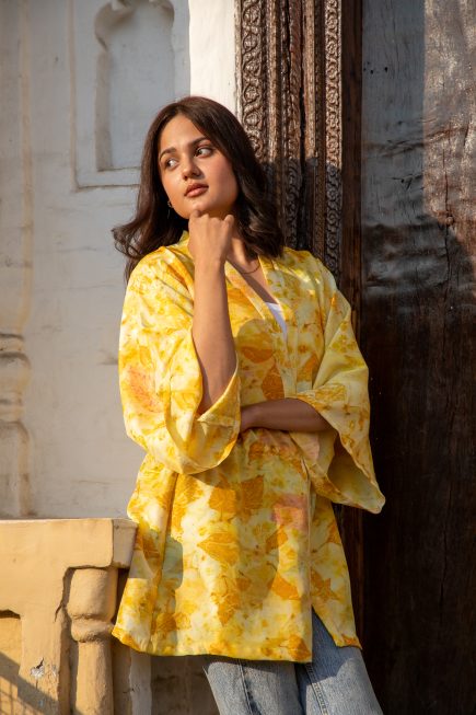Exklusiv blomfärgad silkeskaftan Marigold